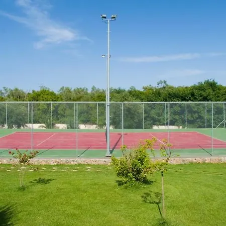 Beautiful 9-bed In With Tennis Court * 古维亚