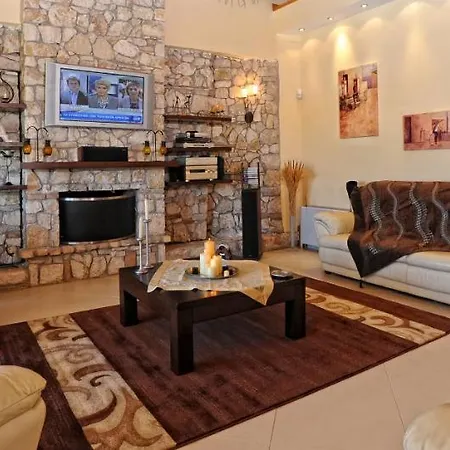 别墅 Beautiful 9-bed In With Tennis Court *
