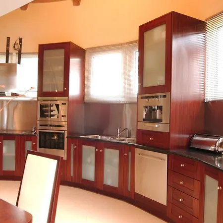 别墅 Beautiful 9-bed In With Tennis Court 古维亚