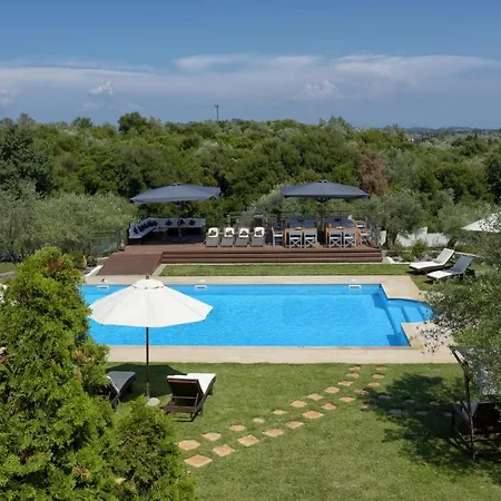 Beautiful 9-bed In With Tennis Court 古维亚